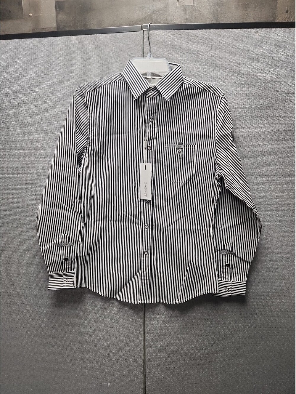 Men’s Black/White Stripe Button Up Shirt ZINOVIZO Size Small NEW W/TAGS.